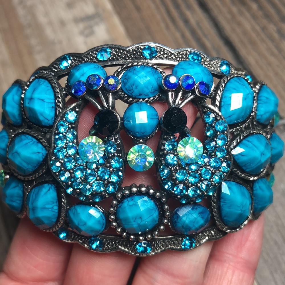 Gorgeous blue stone hinged bracelet